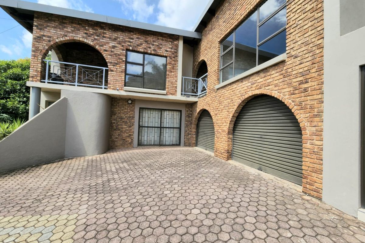 Spacious Family Home with Two Flatlets, Pool & Excellent Work-From-Home Potential - Photo 4