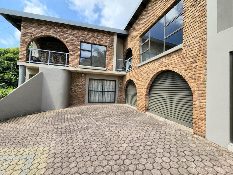 Spacious Family Home with Two Flatlets, Pool & Excellent Work-From-Home Potential - Photo 4