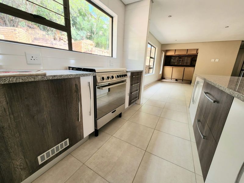 Spacious Family Home with Two Flatlets, Pool & Excellent Work-From-Home Potential - Photo 8