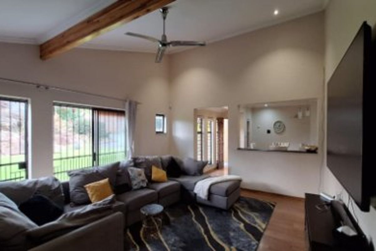 Elegant Family Living in the Heart of Constantia Kloof - Photo 4