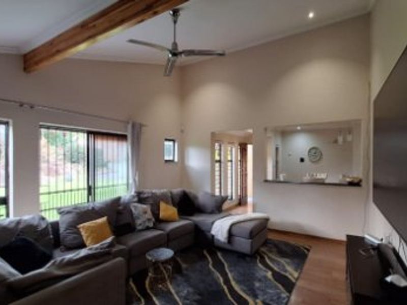 Elegant Family Living in the Heart of Constantia Kloof - Photo 4