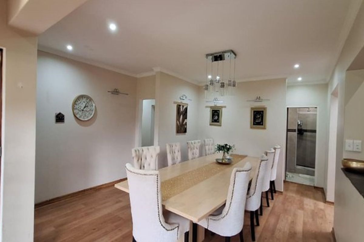 Elegant Family Living in the Heart of Constantia Kloof - Photo 2