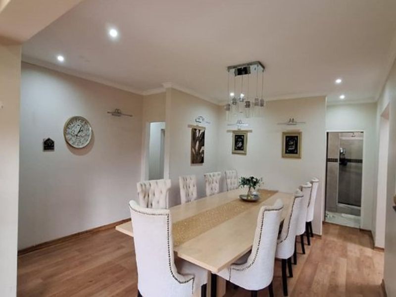 Elegant Family Living in the Heart of Constantia Kloof - Photo 2