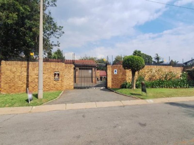Elegant Family Living in the Heart of Constantia Kloof - Photo 1