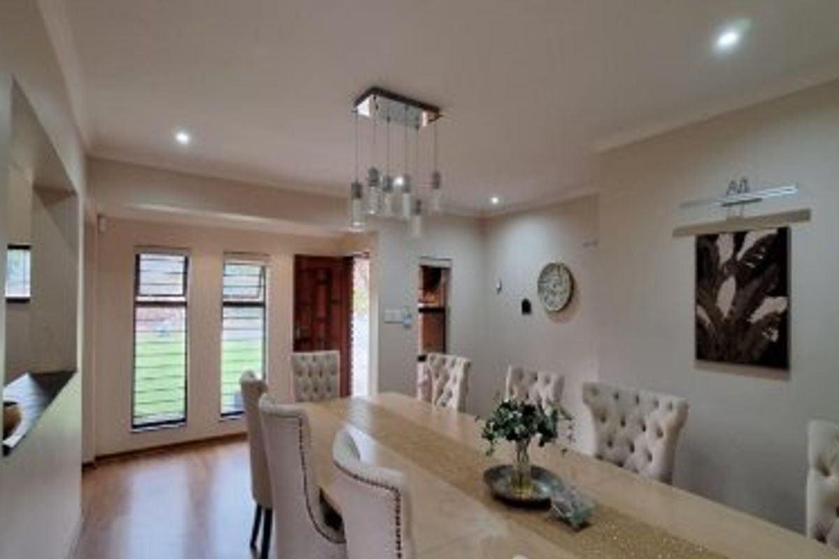 Elegant Family Living in the Heart of Constantia Kloof - Photo 3