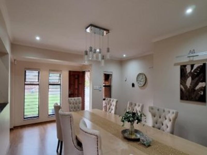 Elegant Family Living in the Heart of Constantia Kloof - Photo 3