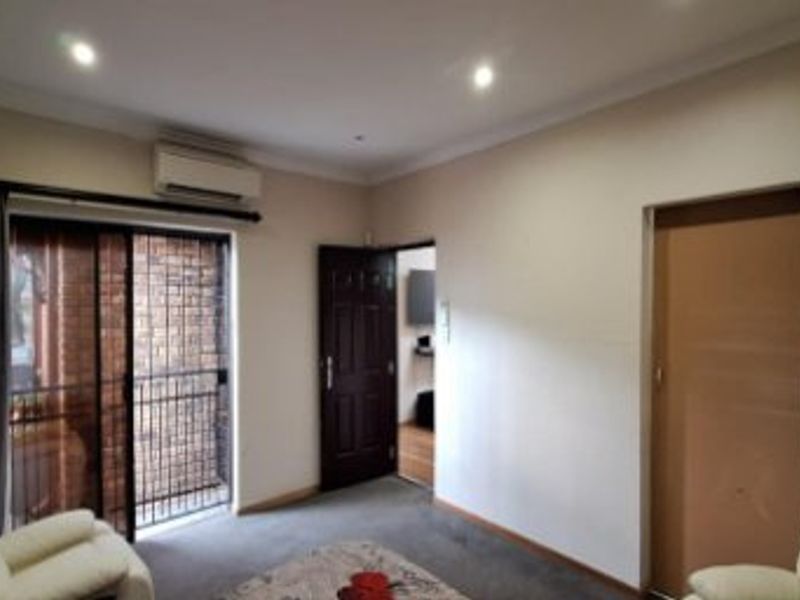 Elegant Family Living in the Heart of Constantia Kloof - Photo 9