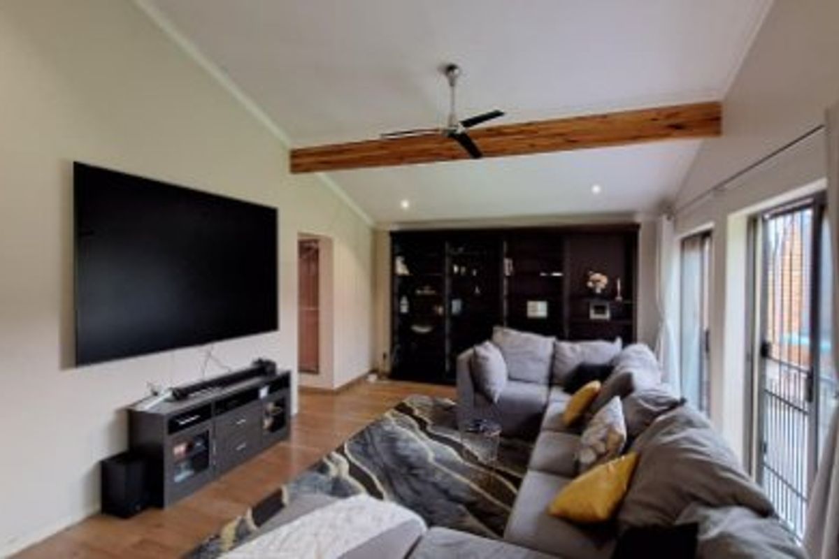 Elegant Family Living in the Heart of Constantia Kloof - Photo 5