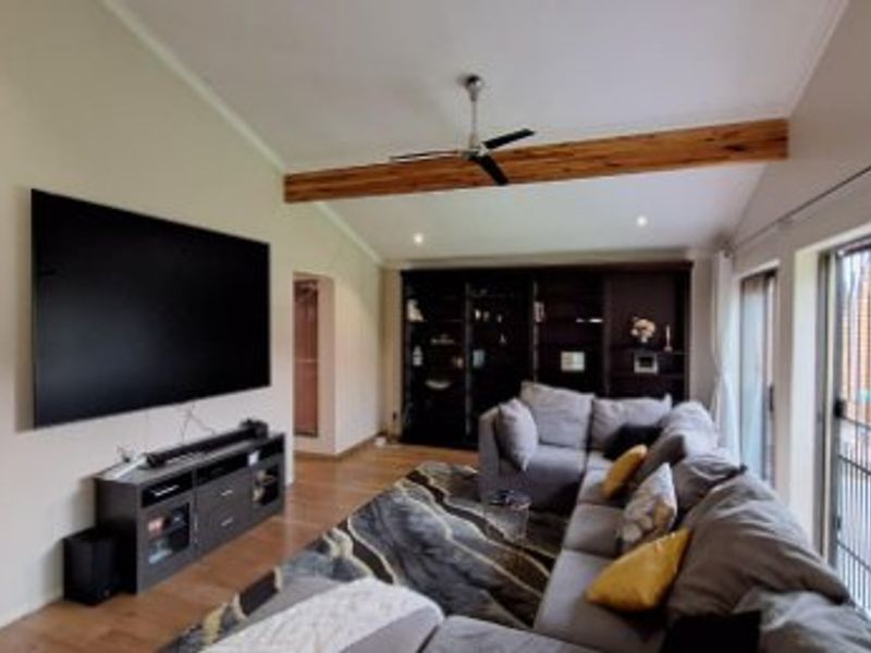 Elegant Family Living in the Heart of Constantia Kloof - Photo 5