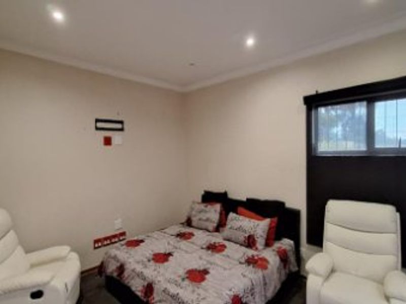 Elegant Family Living in the Heart of Constantia Kloof - Photo 8