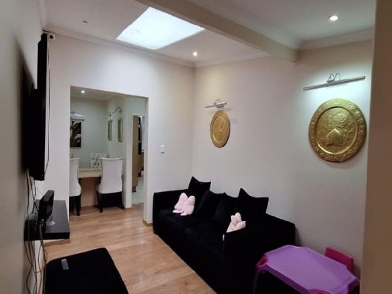 Elegant Family Living in the Heart of Constantia Kloof - Photo 7