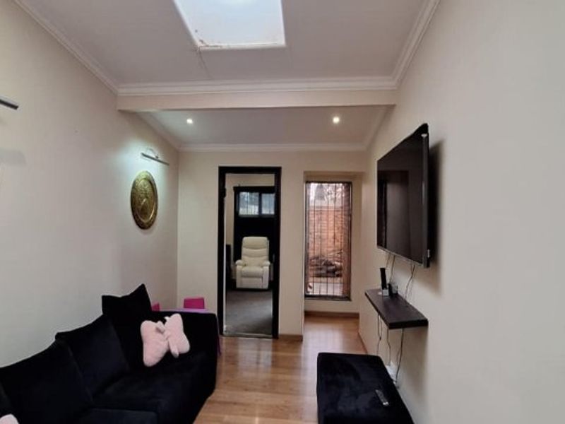 Elegant Family Living in the Heart of Constantia Kloof - Photo 6