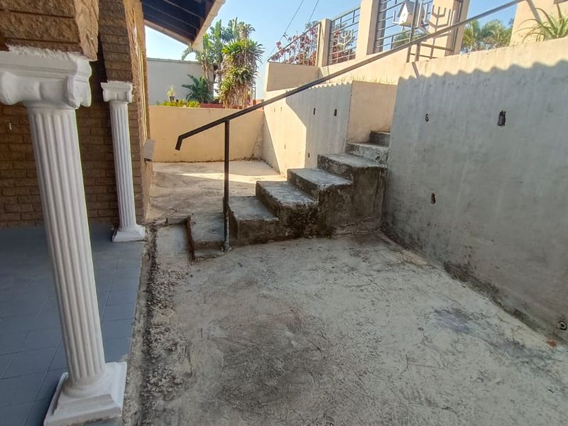 Small Pet allowed - 3 Bedroom House - Photo 3