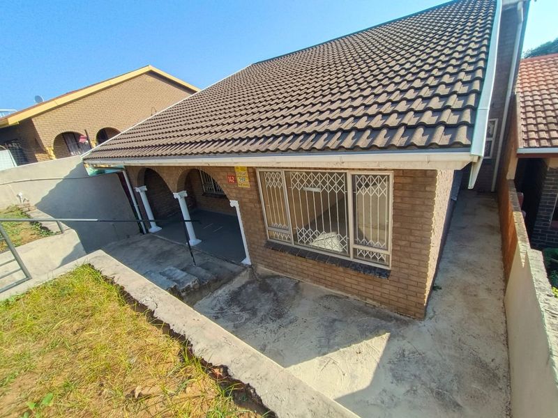 Small Pet allowed - 3 Bedroom House - Photo 2