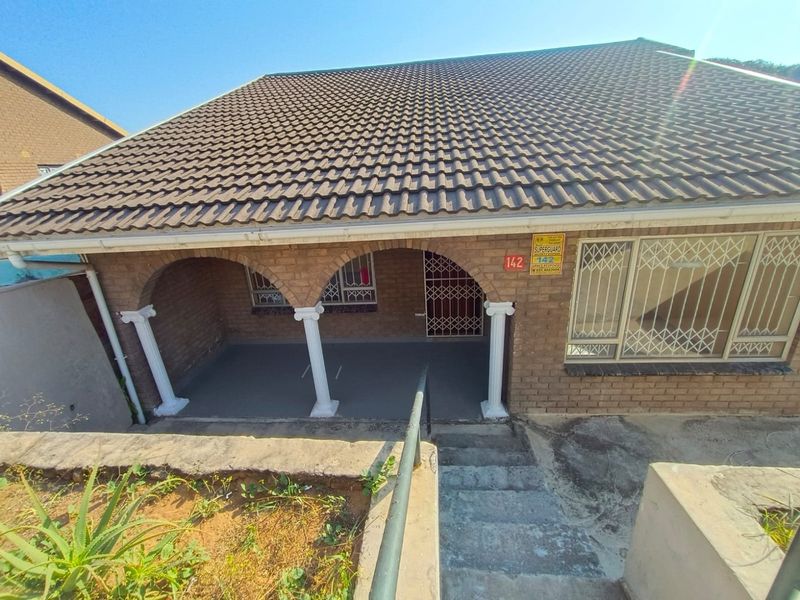 Small Pet allowed - 3 Bedroom House - Photo 1
