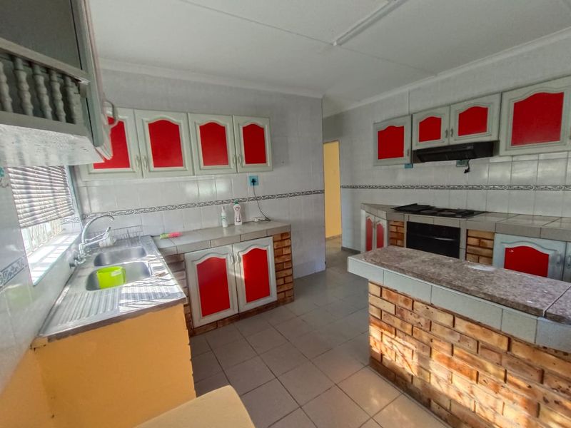 Small Pet allowed - 3 Bedroom House - Photo 10