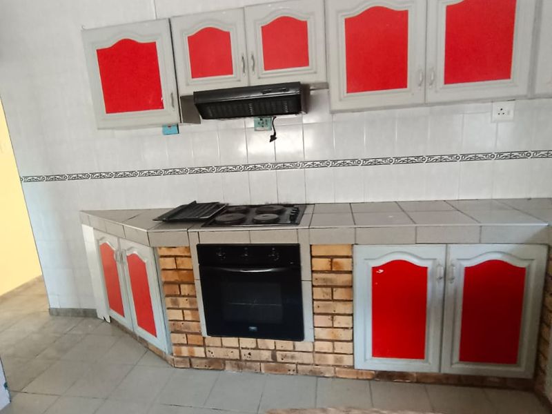 Small Pet allowed - 3 Bedroom House - Photo 9