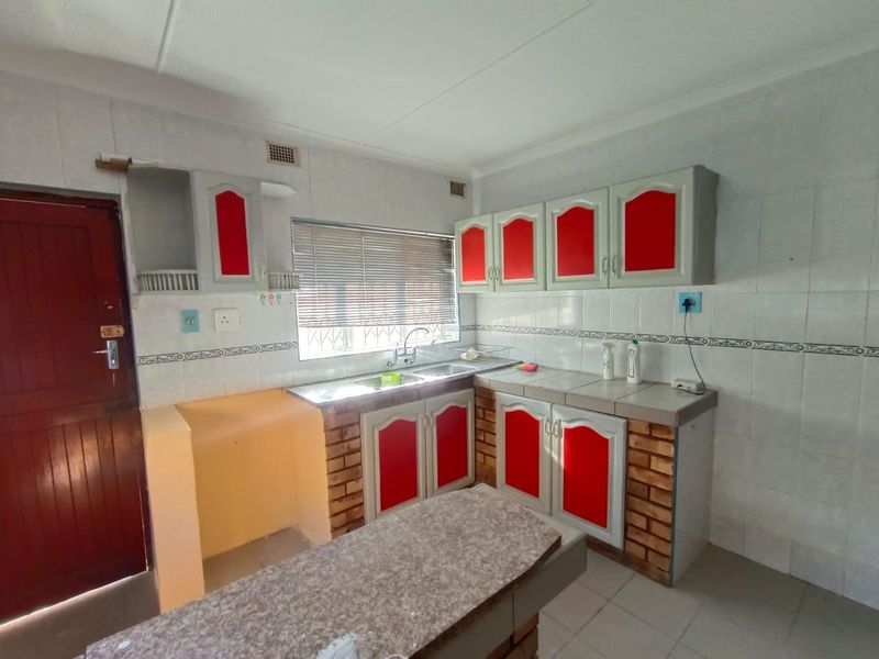 Small Pet allowed - 3 Bedroom House - Photo 8