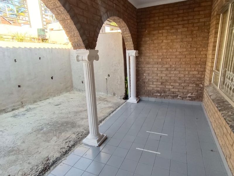 Small Pet allowed - 3 Bedroom House - Photo 6
