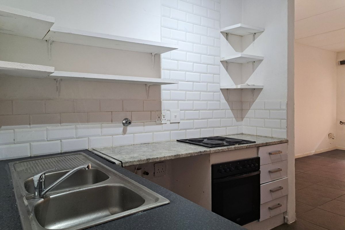 2 Bedroom 2 Bathroom Ground Floor Apartment - Photo 3