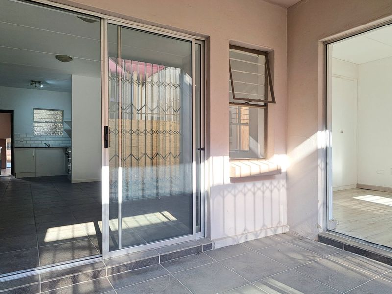 2 Bedroom 2 Bathroom Ground Floor Apartment - Photo 7