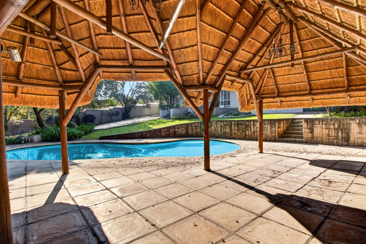 Expansive Bryanston Home with Income-Generating Cottages & Approval for Wellness Centre. - Photo 2