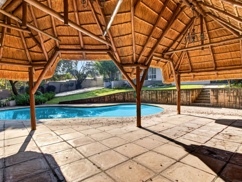 Expansive Bryanston Home with Income-Generating Cottages & Approval for Wellness Centre. - Photo 2