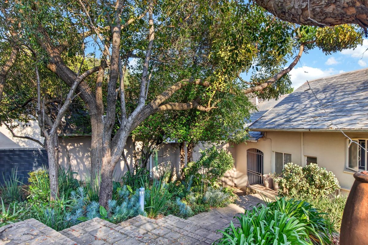 Expansive Bryanston Home with Income-Generating Cottages & Approval for Wellness Centre. - Photo 4