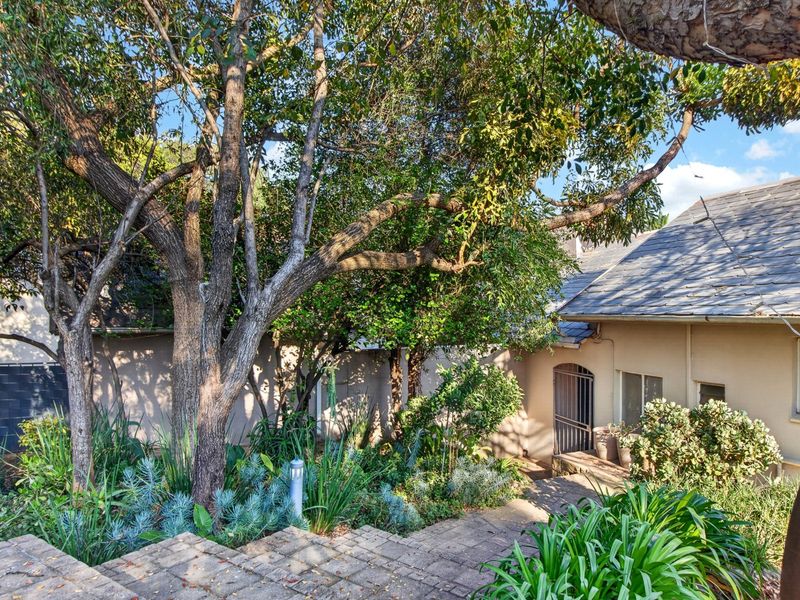 Expansive Bryanston Home with Income-Generating Cottages & Approval for Wellness Centre. - Photo 4