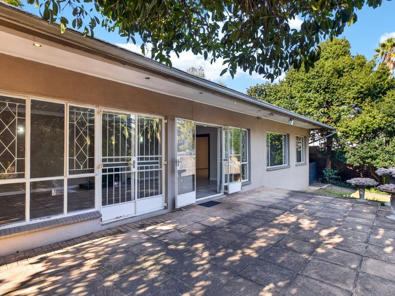 Expansive Bryanston Home with Income-Generating Cottages & Approval for Wellness Centre. - Photo 7