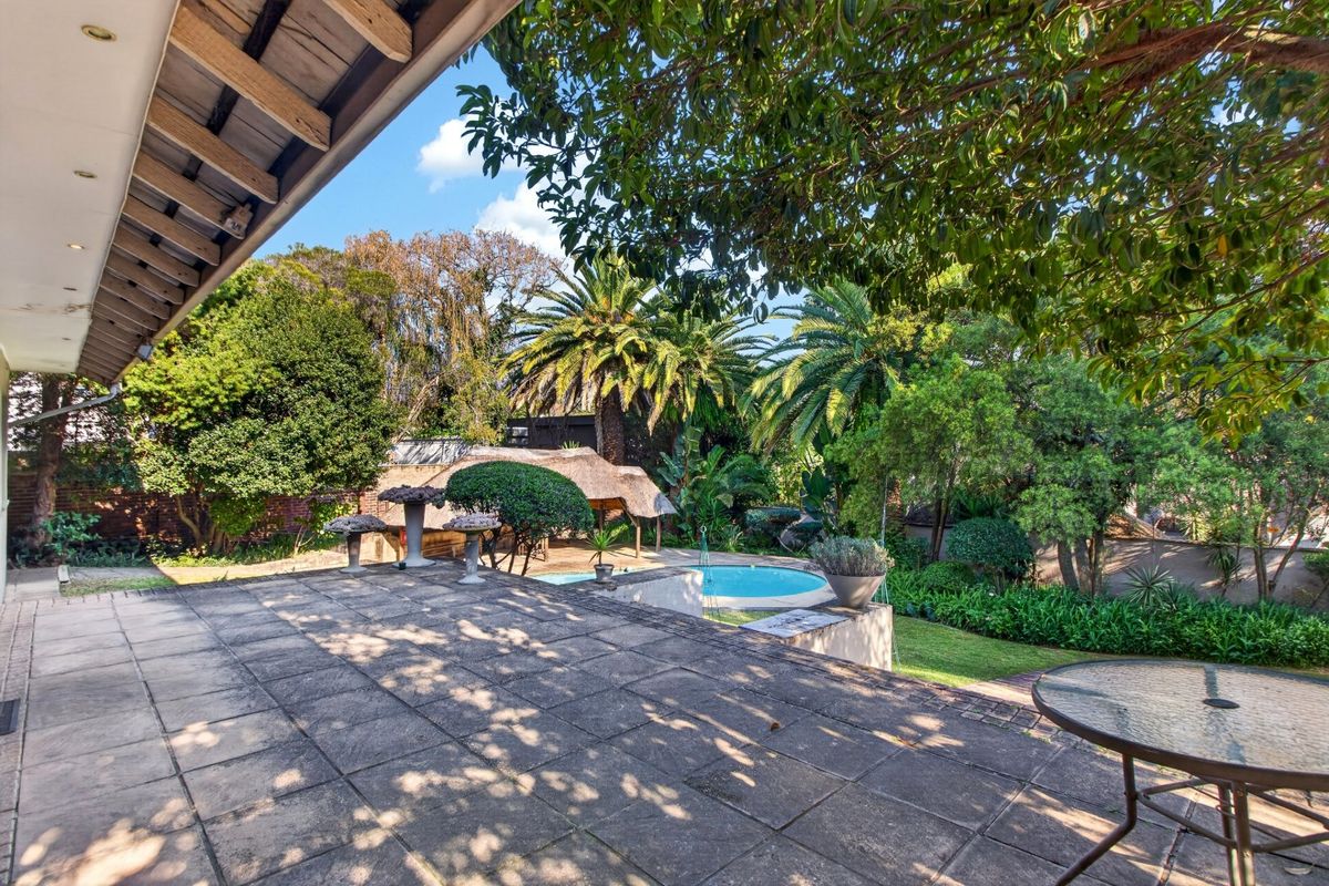 Expansive Bryanston Home with Income-Generating Cottages & Approval for Wellness Centre. - Photo 3