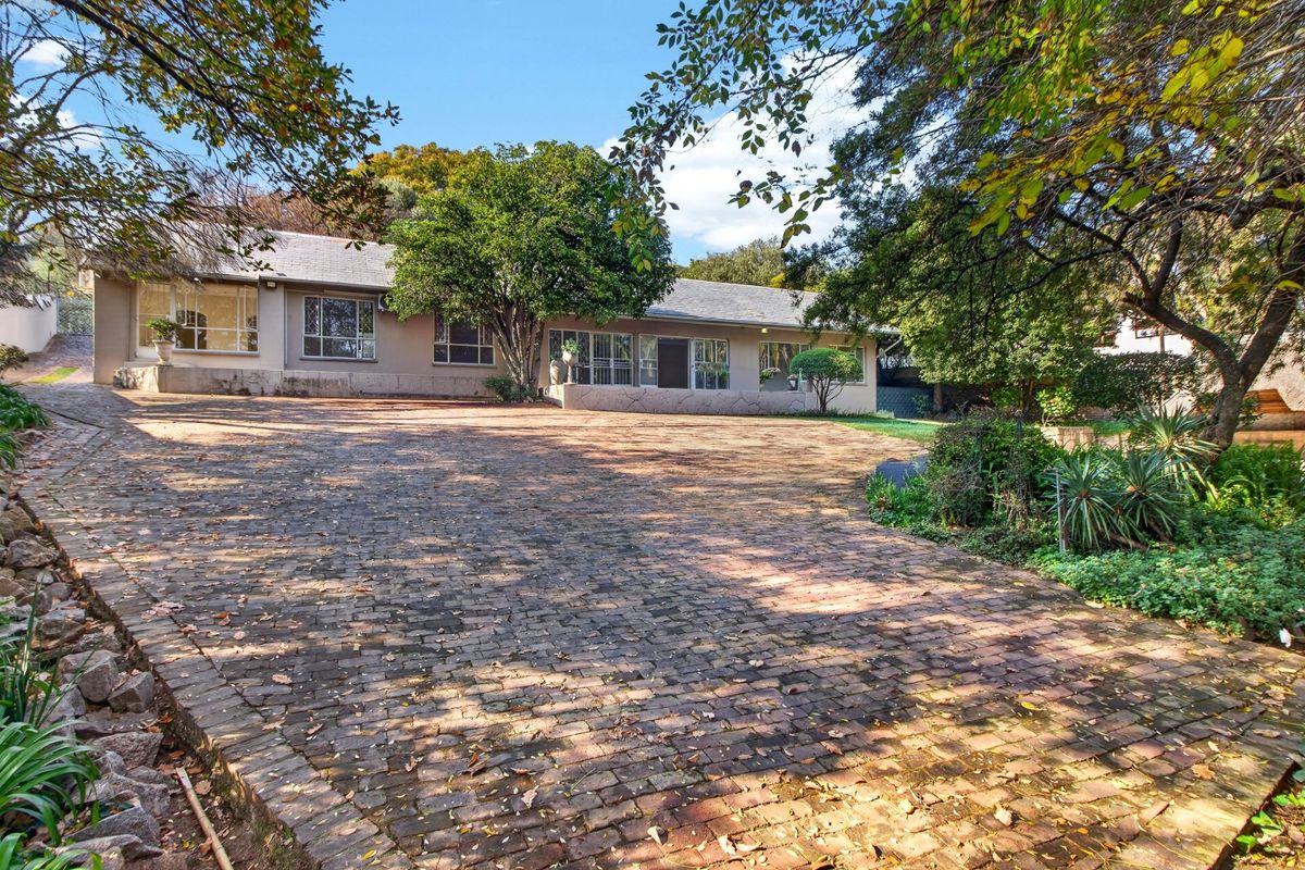 Expansive Bryanston Home with Income-Generating Cottages & Approval for Wellness Centre. - Photo 5
