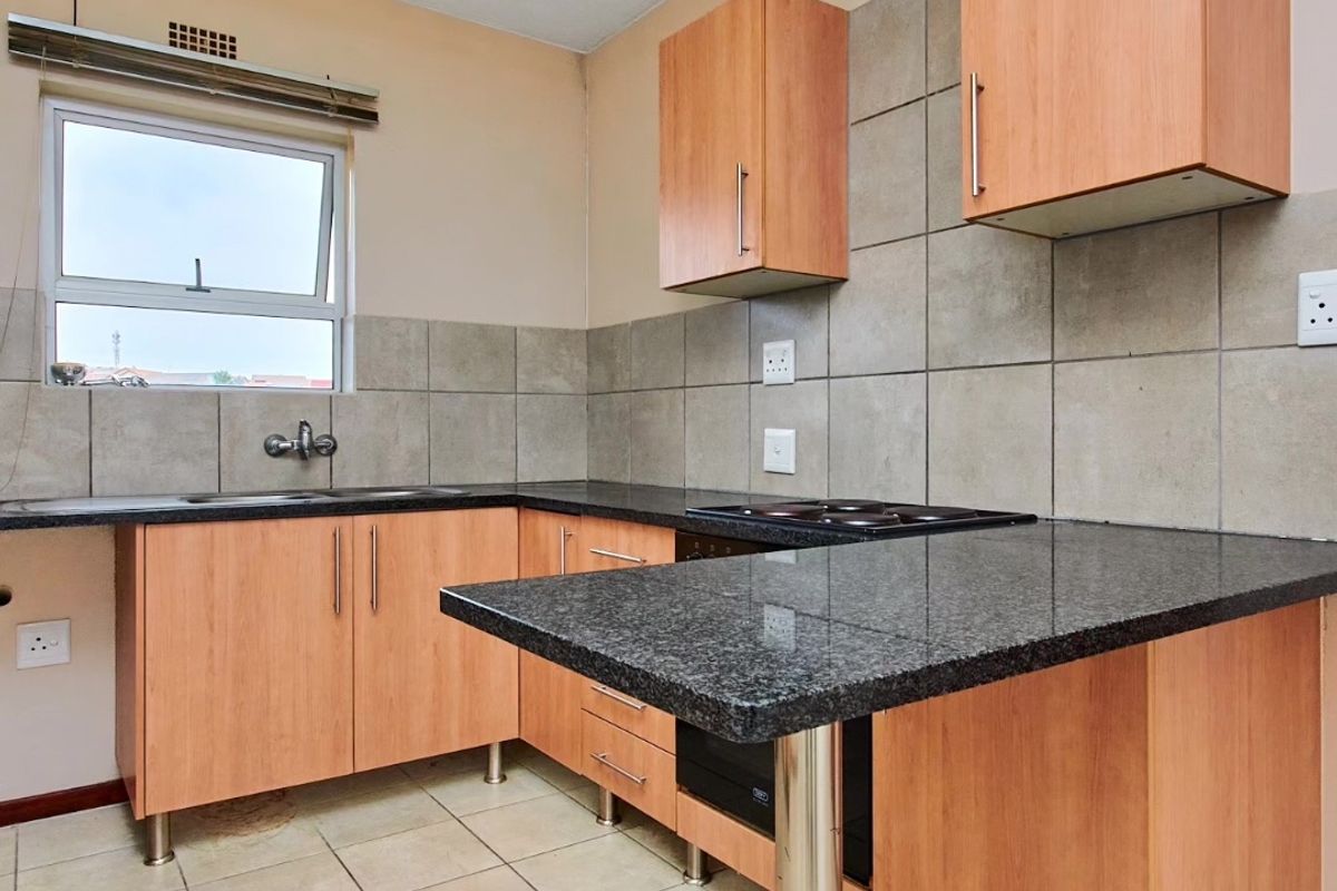 2 Bedroom 1 Bathroom Apartment For rental - Photo 3