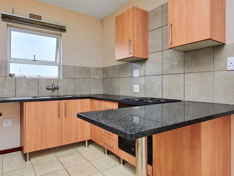 2 Bedroom 1 Bathroom Apartment For rental - Photo 3