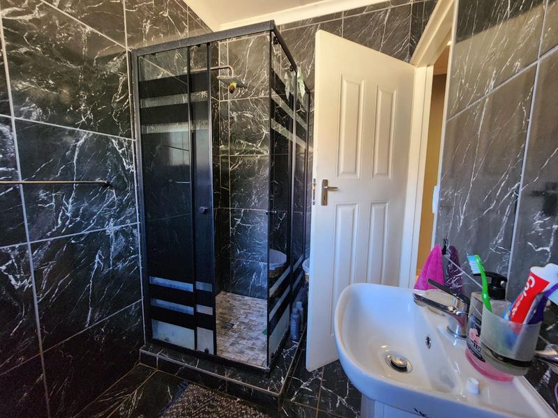 A home with massive potential Howick West - Photo 4