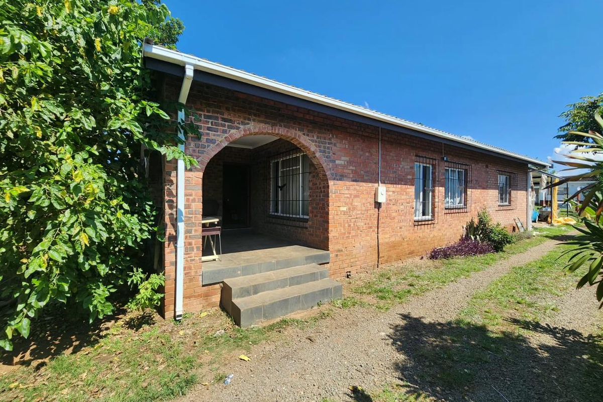 A home with massive potential Howick West - Photo 3