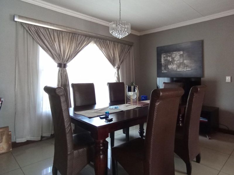3 Bed House for Sale in Thatchfield Close, Thatchfield Estate - Photo 4