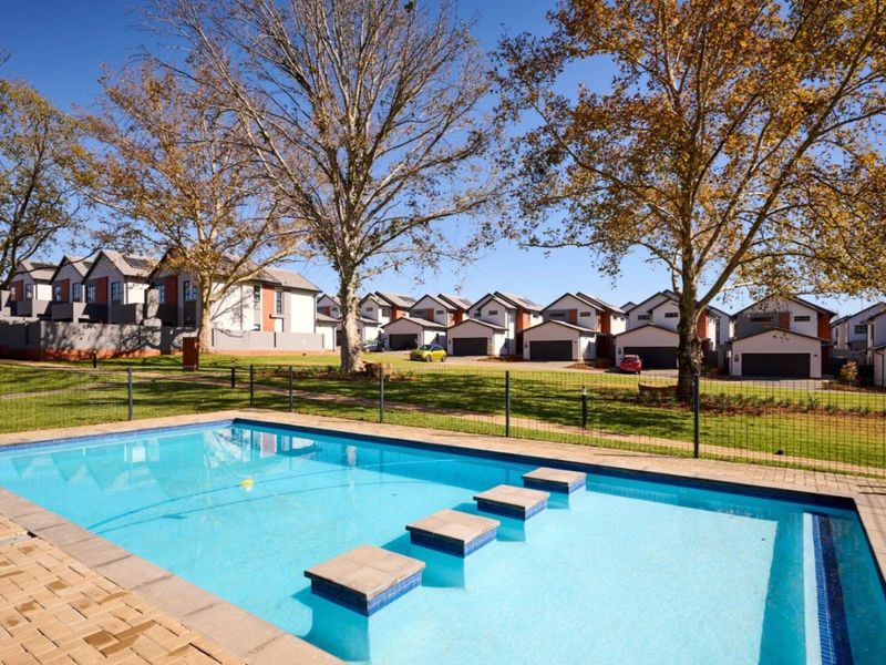 4 Bedroom House for Sale in Broadacres - Photo 2