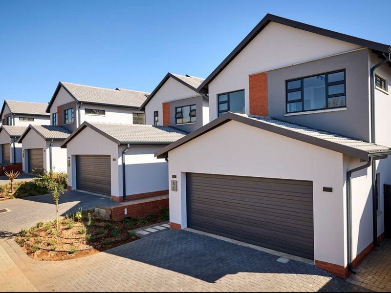 4 Bedroom House for Sale in Broadacres - Photo 1