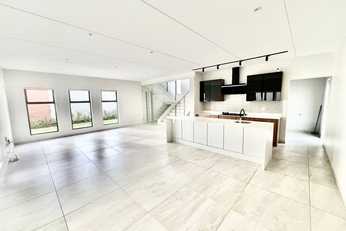 4 Bedroom 3,5 bathroom Elegant  Family Home in The Wrenz Estate,Carlswald - Photo 2