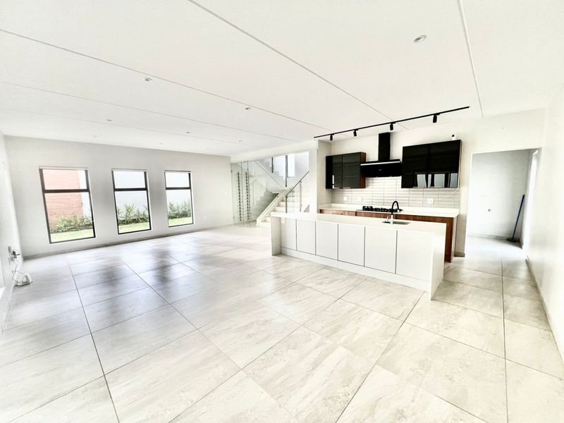4 Bedroom 3,5 bathroom Elegant  Family Home in The Wrenz Estate,Carlswald - Photo 2