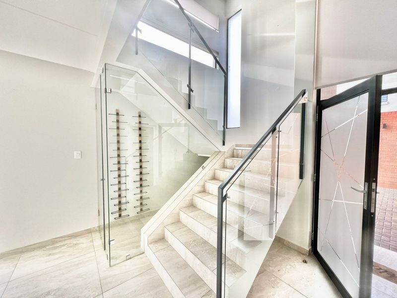 4 Bedroom 3,5 bathroom Elegant  Family Home in The Wrenz Estate,Carlswald - Photo 9