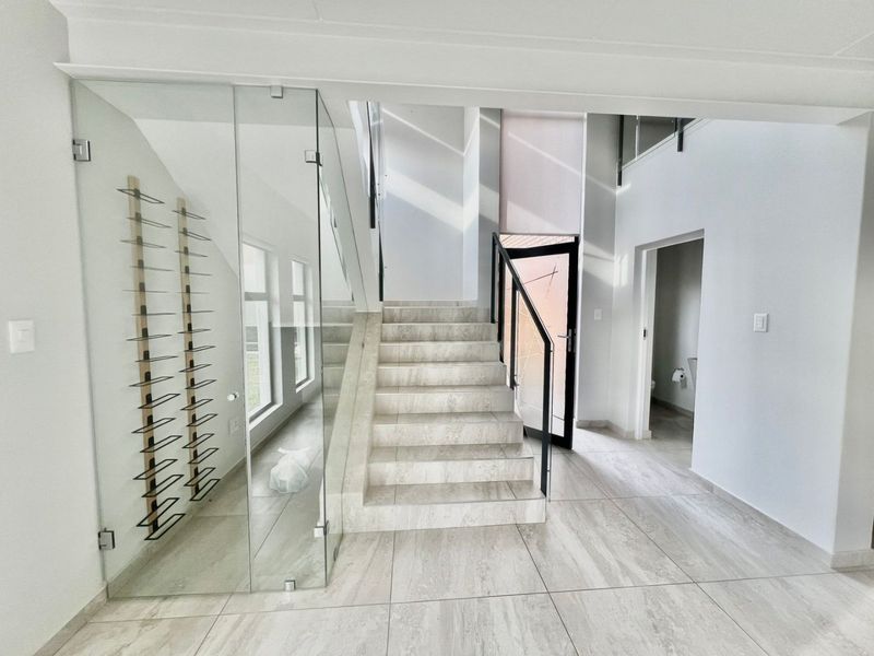 4 Bedroom 3,5 bathroom Elegant  Family Home in The Wrenz Estate,Carlswald - Photo 7