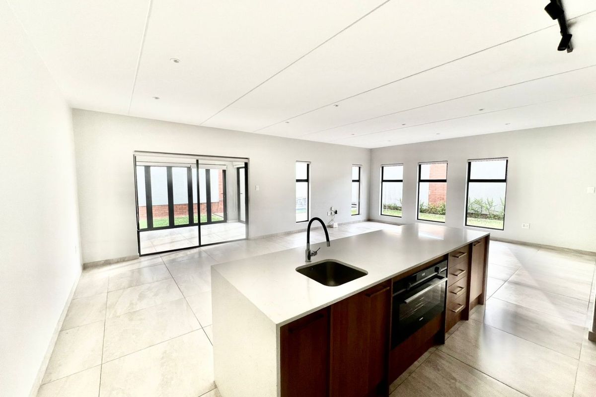 4 Bedroom 3,5 bathroom Elegant  Family Home in The Wrenz Estate,Carlswald - Photo 4