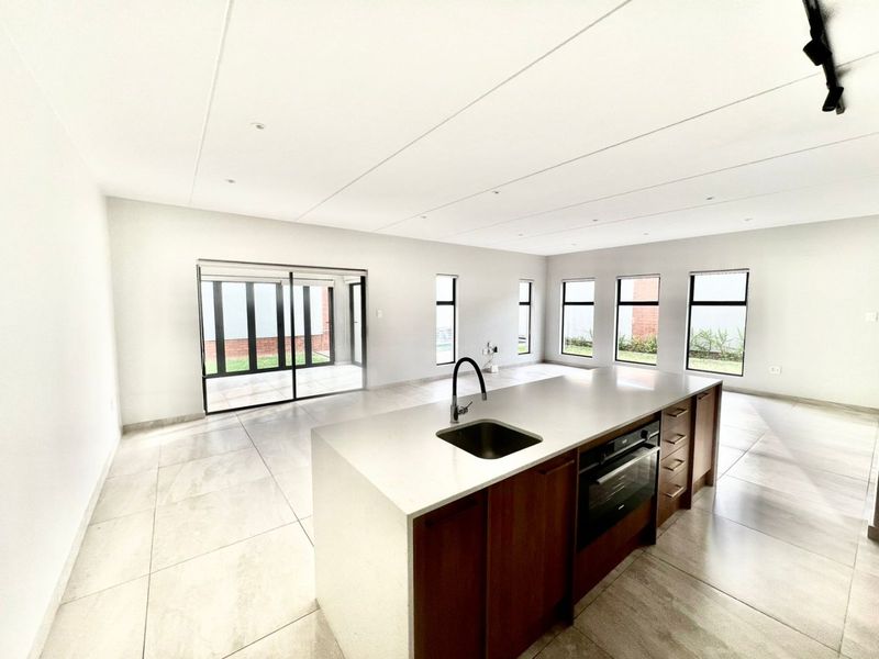 4 Bedroom 3,5 bathroom Elegant  Family Home in The Wrenz Estate,Carlswald - Photo 4