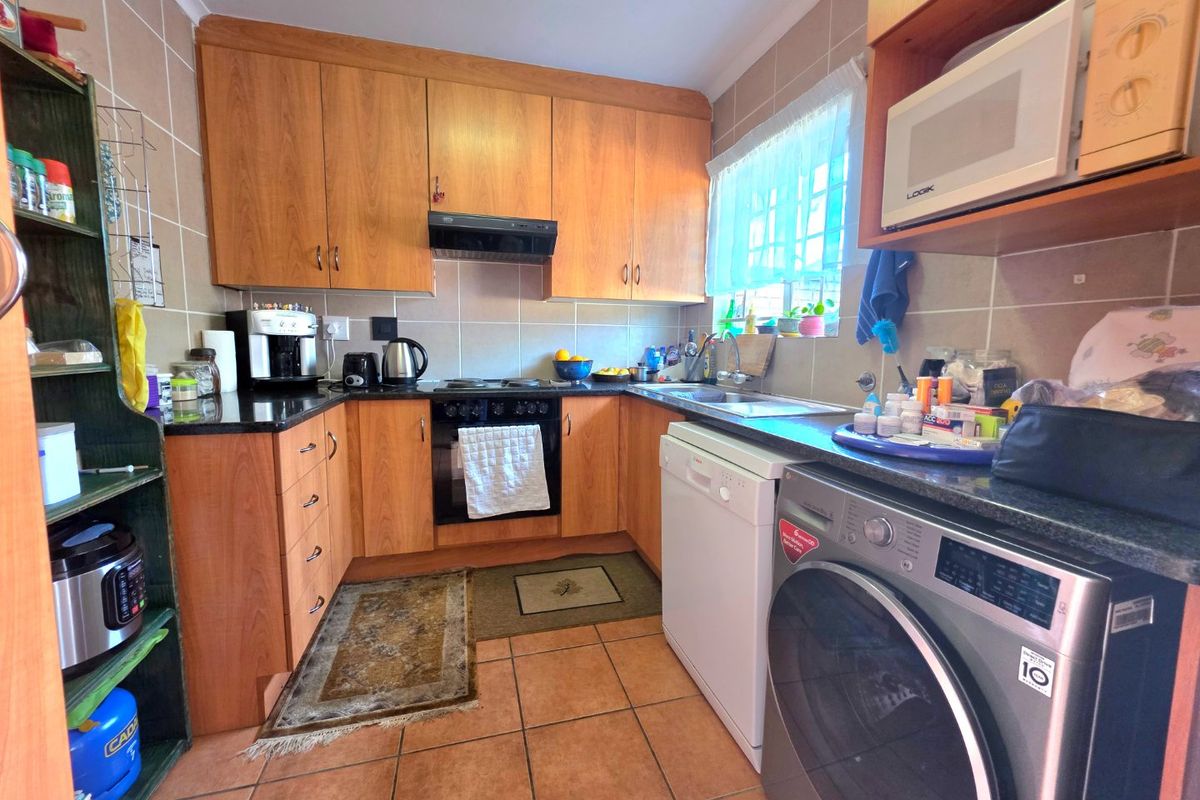 Popular 2 Bedroom, 2 Bathroom, 2 Garage Unit - Photo 4