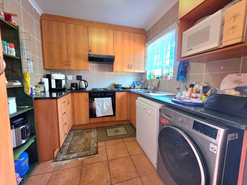Popular 2 Bedroom, 2 Bathroom, 2 Garage Unit - Photo 4