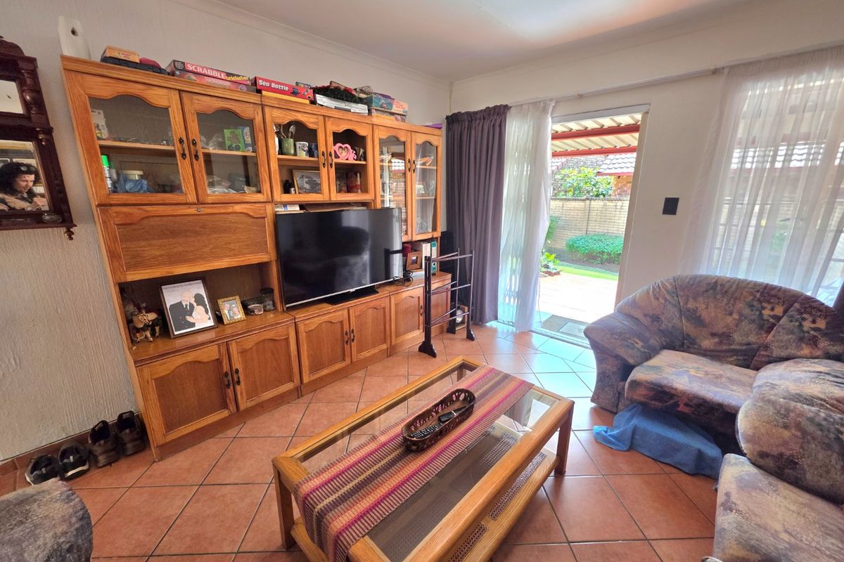 Popular 2 Bedroom, 2 Bathroom, 2 Garage Unit - Photo 3