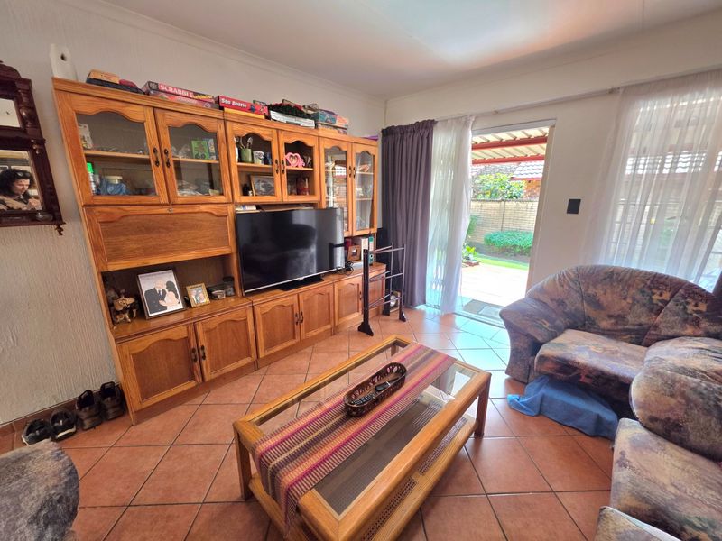 Popular 2 Bedroom, 2 Bathroom, 2 Garage Unit - Photo 3