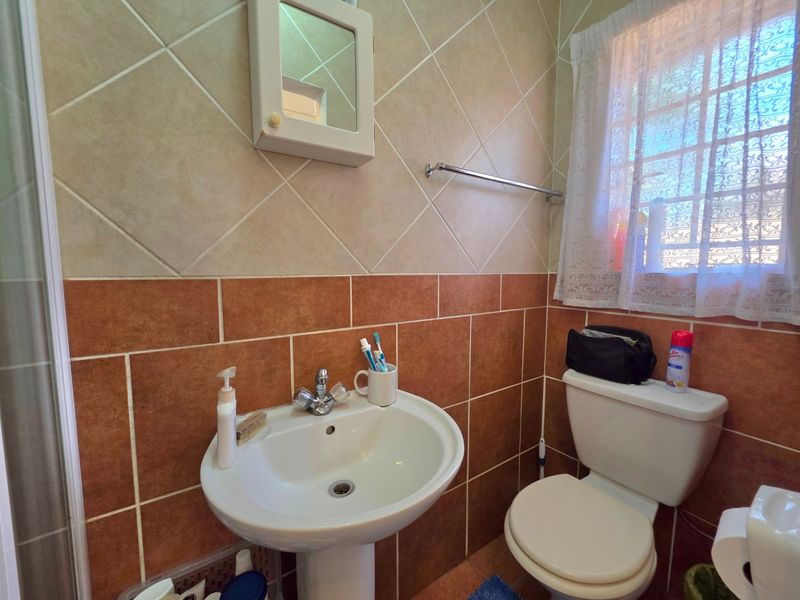 Popular 2 Bedroom, 2 Bathroom, 2 Garage Unit - Photo 10